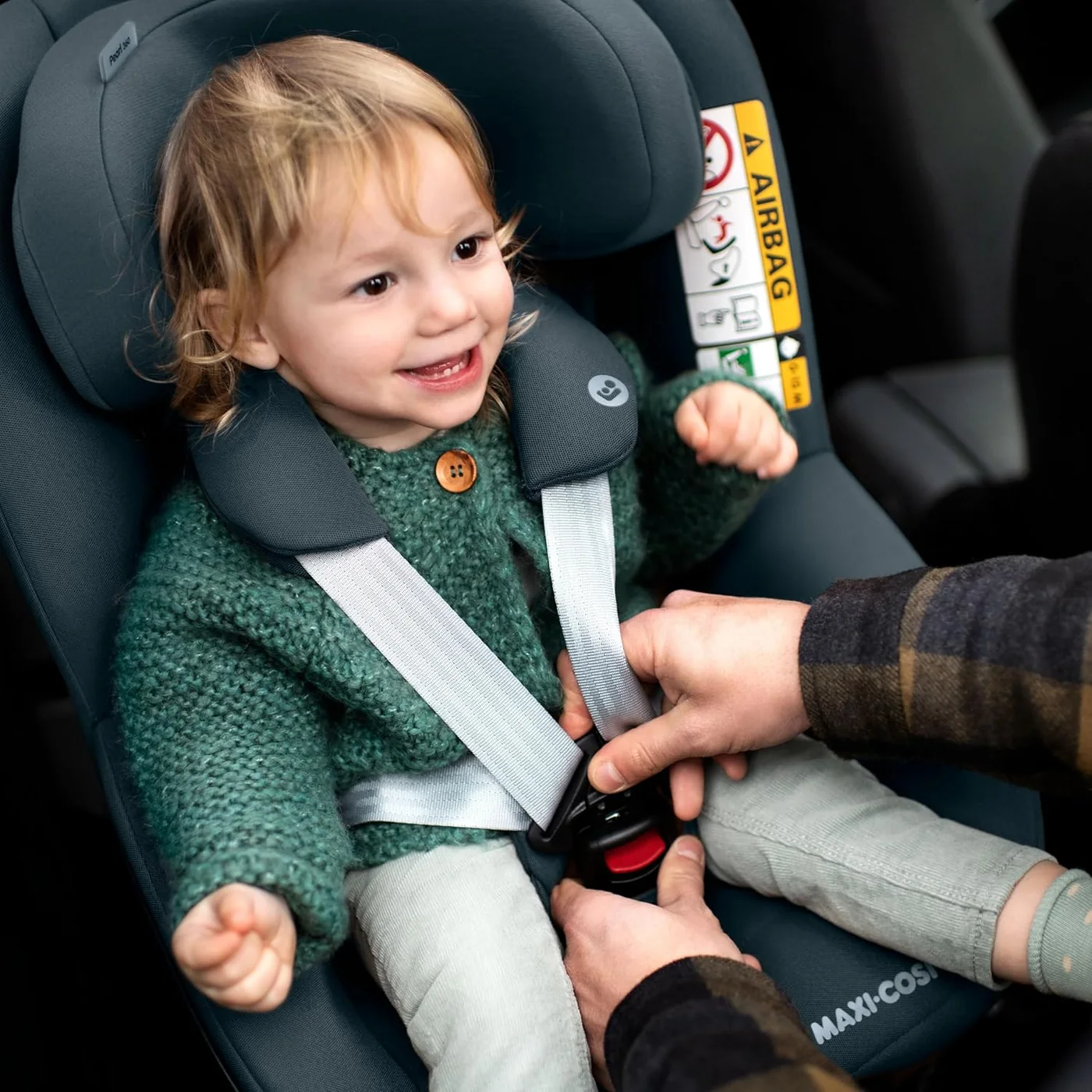 Ajuste del arnés de la Maxi-Cosi Pearl 360 con niño sentado
